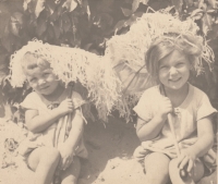 Sestry Dejmalovy Dagmar a Erna kolem roku 1935