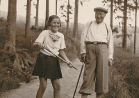 Maminka Sonja s dědečkem Františkem týden před jeho transportem, 1943
