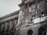 Poškozená budova Národního muzea se stopami po kulkách na fasádě, Praha, 1968. Fotografie ze srpna 1968 pořízená Janem Slámou