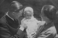 Anna krátce po narození se svými rodiči, rok 1943