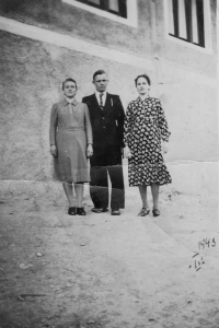 Rodiče pamětnice a vpravo těhotná kmotra, Eibentál, 40. léta