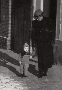 Resistance member Stanislav Zavřel with his son in 1940