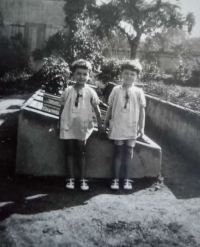 Synové Olgy Garrigue Masarykové-Revilliodové, vnuci Tomáše Garrigue Masaryka. Fotografii pořídil otec Jana Slámy, který při svém pobytu v Ženevě na přelomu 20. a 30. let 20. století působil jako vychovatel u manželů Revolliodových 