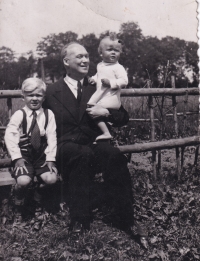 Eustach Broulík, otec pamětníka se syny Eustachem a Milanem, Nová Paka, rok 1942
