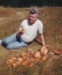 Eustach Broulík na výletě v lese, rok 1991.