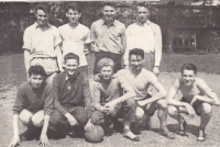 Eustach Broulík (uprostřed dole) s kamarády z fotbalového klubu, rok 1953