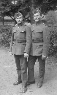 Tatínek Anděly Bečicové (vlevo) na vojně, rok 1920
