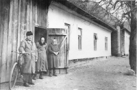 Před rodným domem v Bylnici: matka, nevlastní matka otce, bratr otce – strýc Alois, rok 1960