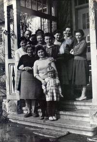 Anděla Bečicová (vpředu) před zemědělskou mistrovskou školou ve Vizovicích, rok 1961