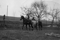 Anděla Bečicová na školním statku Těchlov, Vizovice - při hodině jízdy na koni, rok 1962
