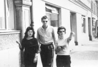 Anděla vlevo s Karlem Bečicou a Ing. Švecovou na zájezdě v Mikulově,  rok 1963