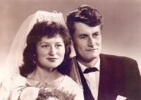 Svatební foto novomanželů Bečicových – 16. května 1964