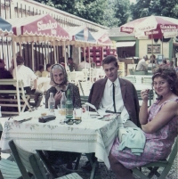 Ve Vídni s manželovou pratetou Marií Burešovou, manžel Karel, Anděla Bečicová, červenec 1968