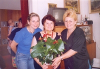 Oslava šedesátin – Anděla uprostřed s neteří Hanou a švagrovou Annou, rok 2003
