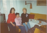 Anděla vlevo a její sestry Marie a Libuše, asi rok 1985