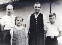 Jan Klus s rodiči a mladší sestrou na gruntu v osadě Jablunkov - Černé kolem roku 1938