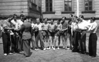 Jan Klus (třetí zleva) / předávání cen za vítězství v košíkové / Český Těšín / 1948