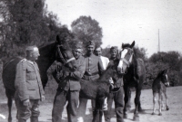 Strýc J. Kluse Jiří Czudek (uprostřed) ve wehrmachtu / 2. světová válka
