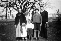Jan Klus s mladší sestrou Marií, rodiči Zuzanou a Pavlem, babičkou z matčiny strany a strýci / Jablunkov - Černé / 1933
