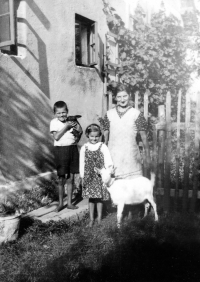 Jan Klus se sestrou Marií a tetou / Bocanovice / kolem roku 1935