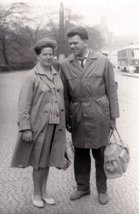 Jan Klus s manželkou Andělou / Praha / 1965