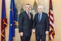 Petr Kolář s republikánským senátorem Spojených států amerických Johnem McCainem, Washington, 2. února 2009