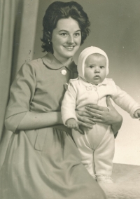 Petr Kolář se svou matkou Marií Kolářovou, 1962/1963