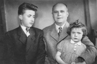 Dědeček Albert Wurst se svými dětmi. Vlevo otec Petra Koláře Josef Kolář, vpravo teta Zdena Wurstová, 1954