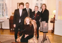 S manželi Havlovými. Zleva syn Petra Koláře Adam Kolář, Petr Kolář, Václav Havel, manželka Jaroslava Kolářová, vepředu Dagmar Havlová, 2006/2007
