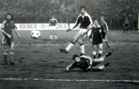Zápas Poháru mistrů Baník Ostrava - Bayern Mnichov, rok 1981, gól Baníku na 1:1 střílí Petr Němec