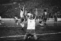Radost hráčů Baníku po postupu do semifinále Poháru vítězů evropských zemí přes FC Magdeburk. Rok 1979