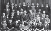Žáci obecné školy v Ledči nad Sázavou, školní rok 1937-38. Miroslav Vostatek ve spodní řadě čtvrtý zleva