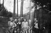 Stanislav Navrátil (nejmenší dítě) / se sestrami a sestřenicemi / kolem roku 1942