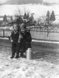 Stanislav Navrátil s dítětem od sousedů / Vír / kolem roku 1949