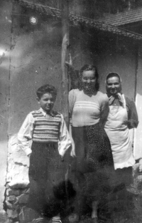 Stanislav Navrátil s nejstarší sestrou Marií a matkou / Vír / kolem roku 1950