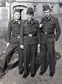 Stanislav Navrátil (uprostřed) / kolem roku 1962