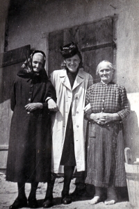 Babička Stanislava Navrátila Cecílie (vlevo) / asi 50. léta