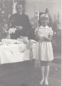 Dcera Marcela při prvním svatém přijímání, interiér kostela v Hostinném, začátek 80. let