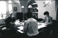 Ivana Reichlová s Václavem Havlem při práci v Kanceláři Václava Havla ve Voršilské ulici. Fotografii pořídil Oldřich Škácha 