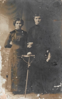Sestry Tlustých, Filoména vlevo (matka pamětnice) s Marií 1910