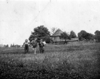 Jarmila Sikorová se sourozenci / Hrčava / 50. léta