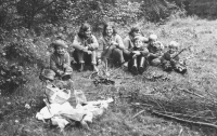 Jarmila Sikorová (uprostřed) se sourozenci a dalšími dětmi na pastvě / Hrčava / 60. léta