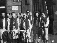 Otec J. Sikorové Josef Wawrzacz (v klobouku) s gorolským souborem / 40. léta