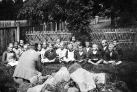 Otec Jarmily Sikorová Josef Warwrzacz / vyučování v přírodě / asi 20. léta