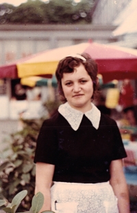 Jarmila Sikorová jako studentka střední školy veřejného stravování v Opavě / kolem roku 1970