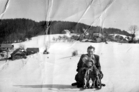 Jarmila Sikorová (vpředu) s otcem / Hrčava / asi 1955