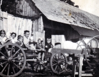 Vyjížďka s rodinou / vůz řídí otec Jamily Sikorové Josef Wawrzacz / Hrčava / asi 50. léta