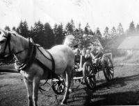 Jarmila Sikorová se sourozenci a dalšími dětmi / Hrčava / 50. léta