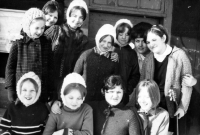 Jarmila Sikorová (úplně vpravo s kytarou) s hrčavskými skautkami / kolem roku 1968