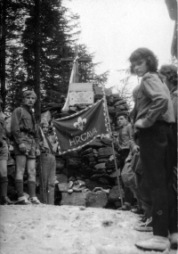 Skauti z Hrčavy u mohyly na Ivančeně / asi rok 1970